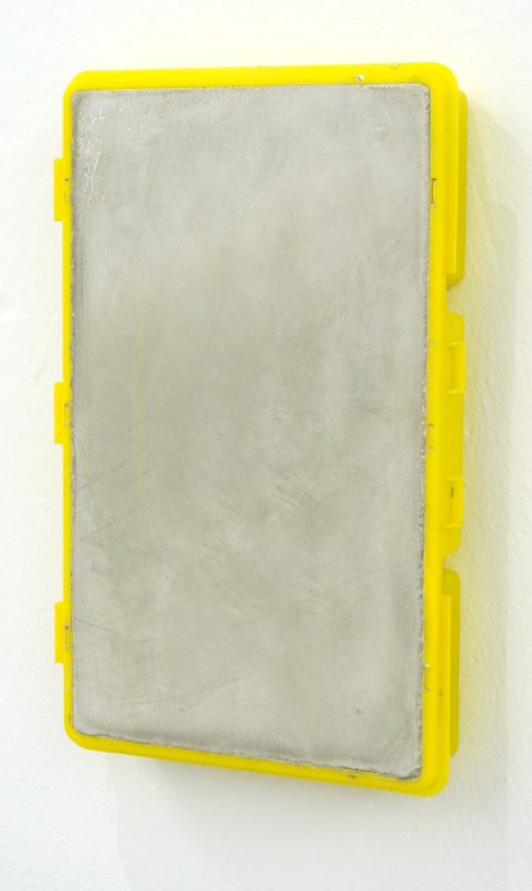 Eine  Platte könnte ein Boden Sein - 4-4 - Beton und Kunststoff - 17 x 24 x 4 - 2024